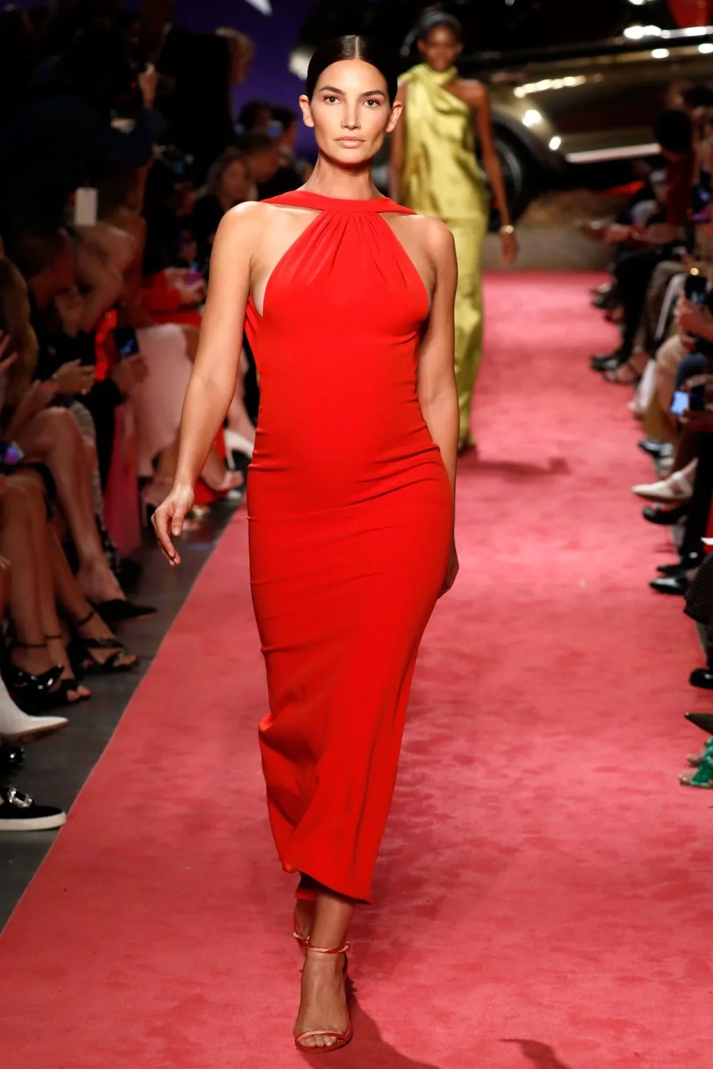 lily alridge mặc đầm đỏ của Brandon Maxwell