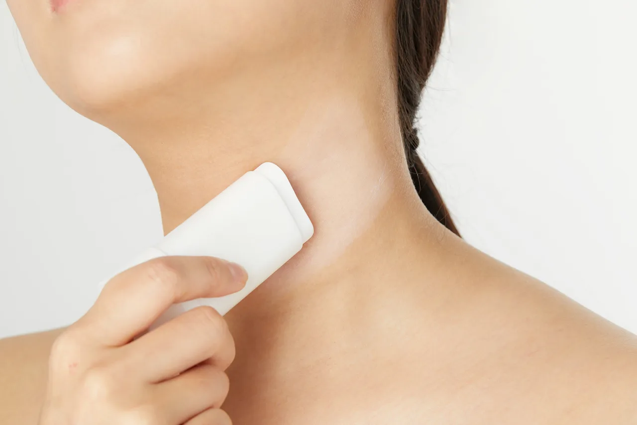 cô gái sử dụng kem chống nắng innisfree dạng thỏi lăn lên cổ