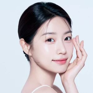 Cô gái sở hữu làn da căng mịn khi siêng năng chườm đá lên mặt.