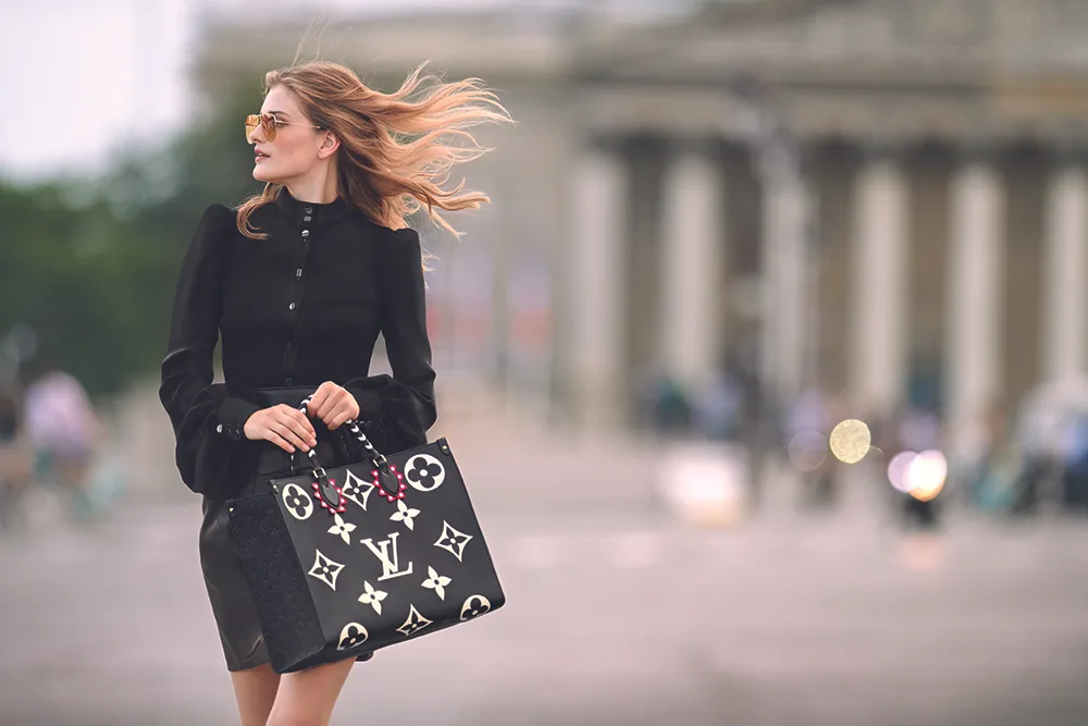 túi tote louis vuitton onthego họa tiết lv crafty chất liệu da đen
