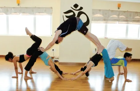 AcroYoga còn đem đến những động tác sáng tạo, giúp bạn chạm tới những giới hạn cơ thể vô cùng của chính mình. trung tam yoga sns
