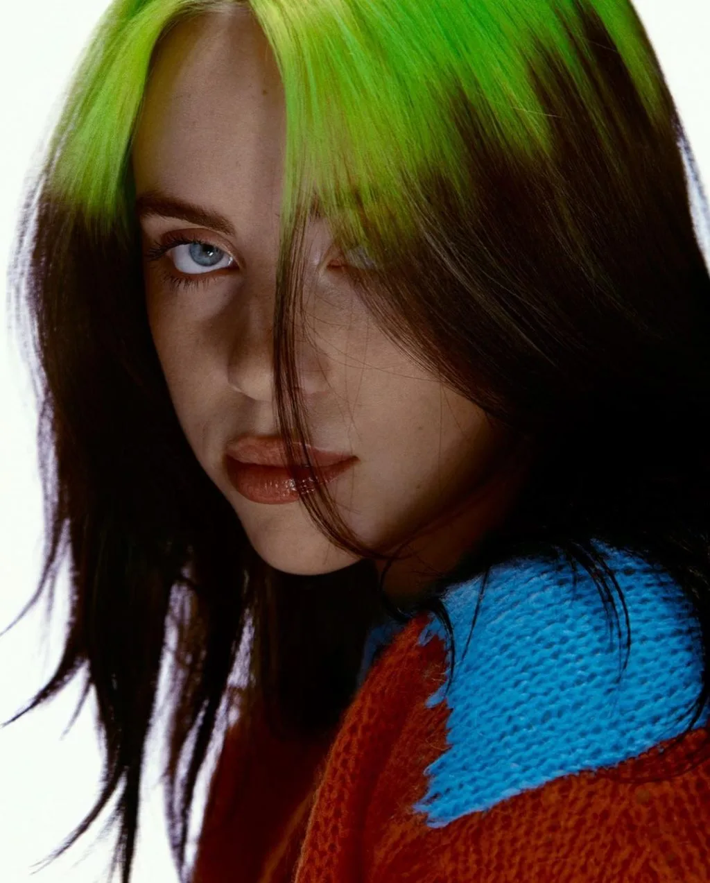 Billie Eilish trong màu tóc xanh lá thời thượng Billie Eilish trong màu tóc xanh lá thời thượng