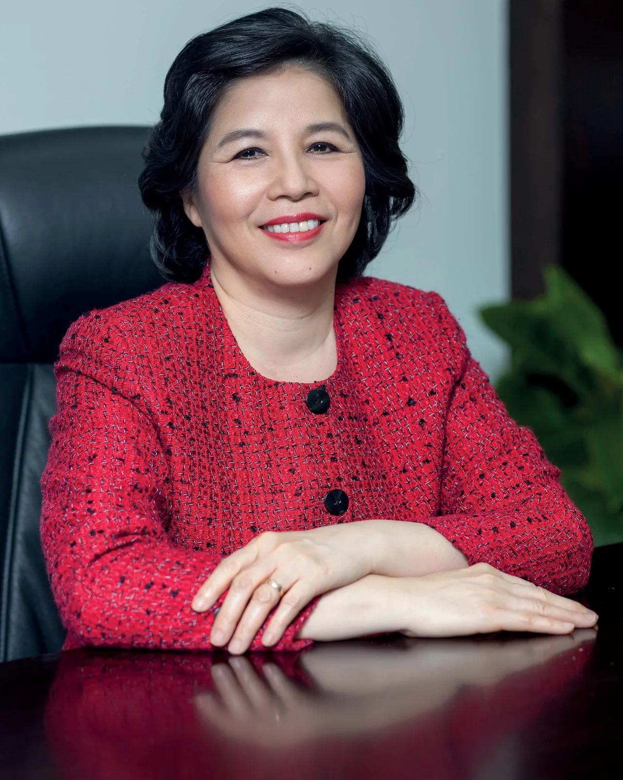 phụ nữ Mai Kiều Liên ngồi tại bàn phụ nữ Mai Kiều Liên ngồi tại bàn