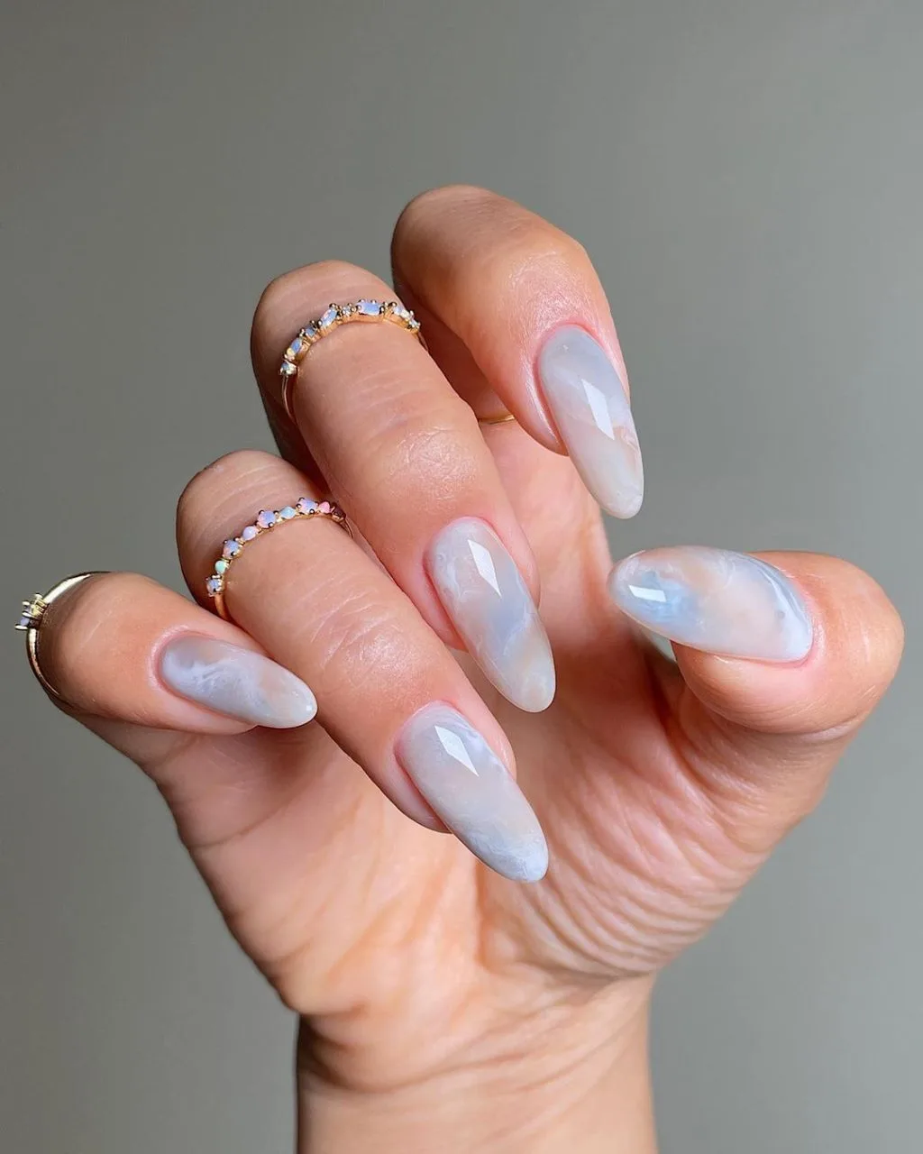 Mẫu nail sơn màu xanh vẽ sóng biển.