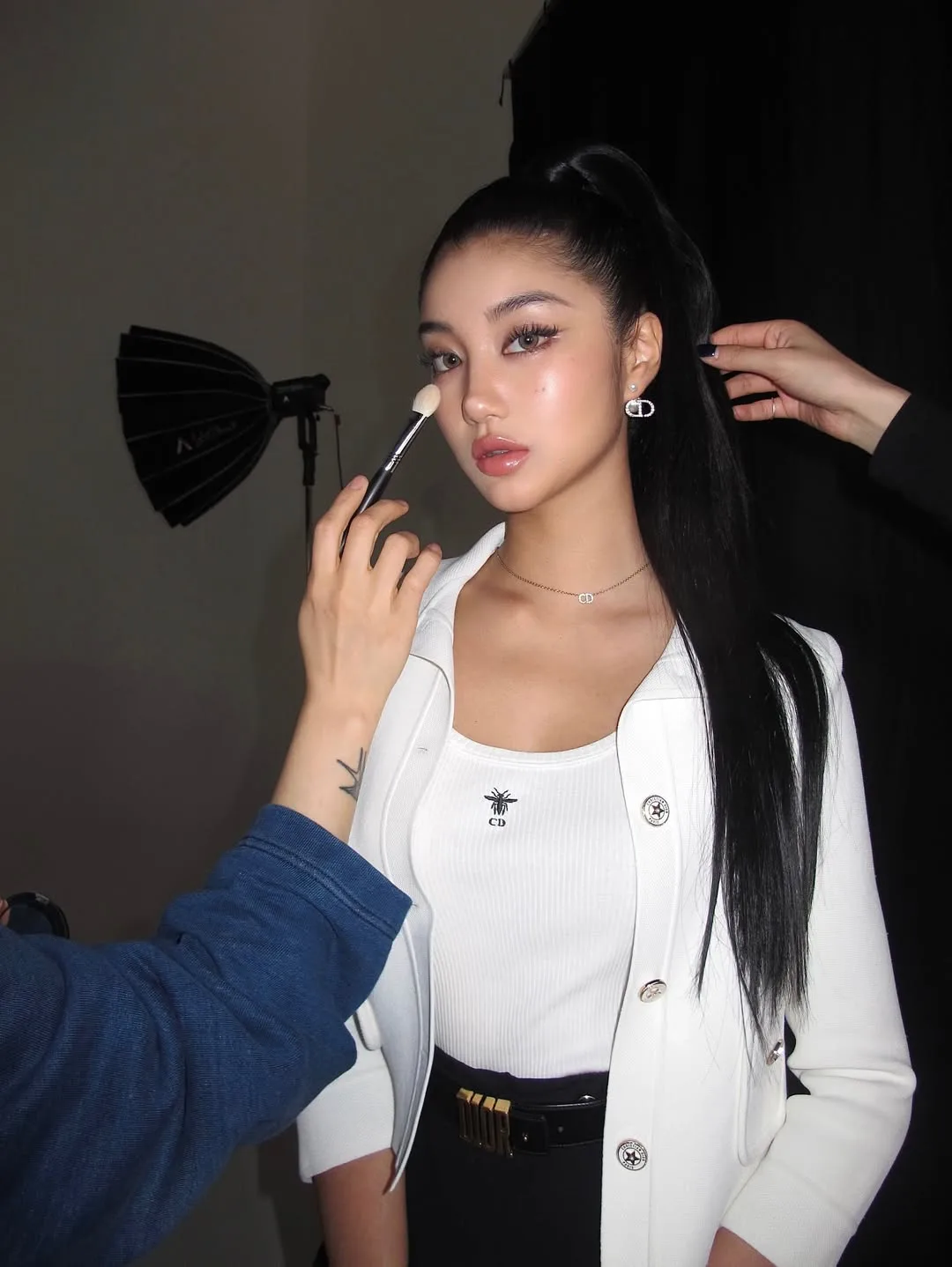 Cô gái đang được đánh highlight bắt sáng