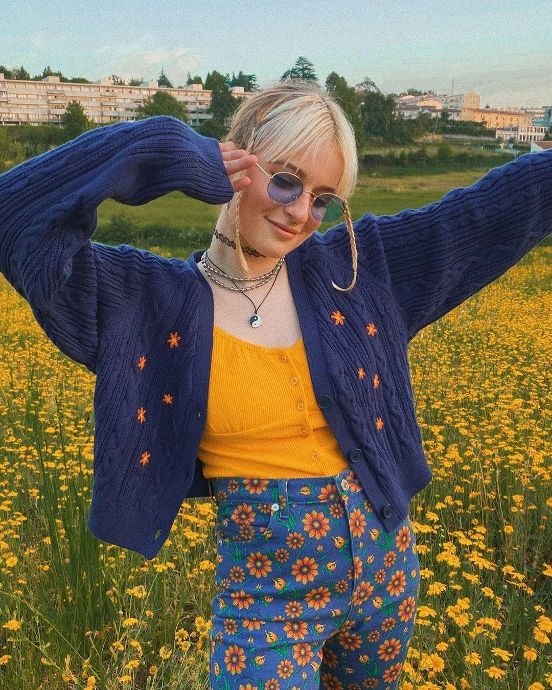 áo cardigan đan len họa tiết nổi bật phối cùng quân hoa theo phong cách retro