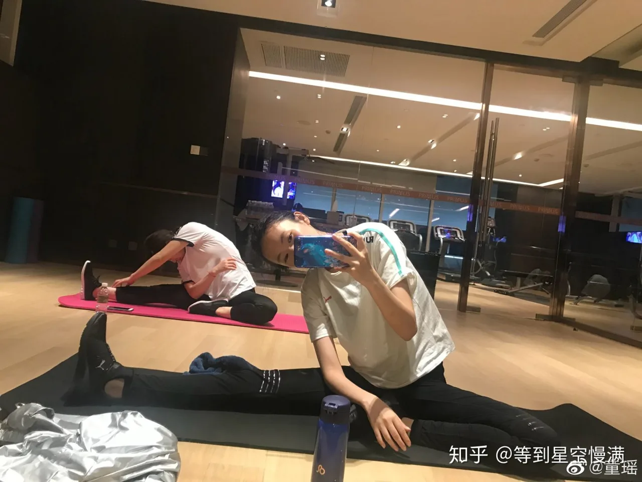 Phương pháp tập luyện yoga nóng mang lại hiệu quả tích cực cho sắc vóc của nàng diễn viên. đồng dao tập yoga nóng