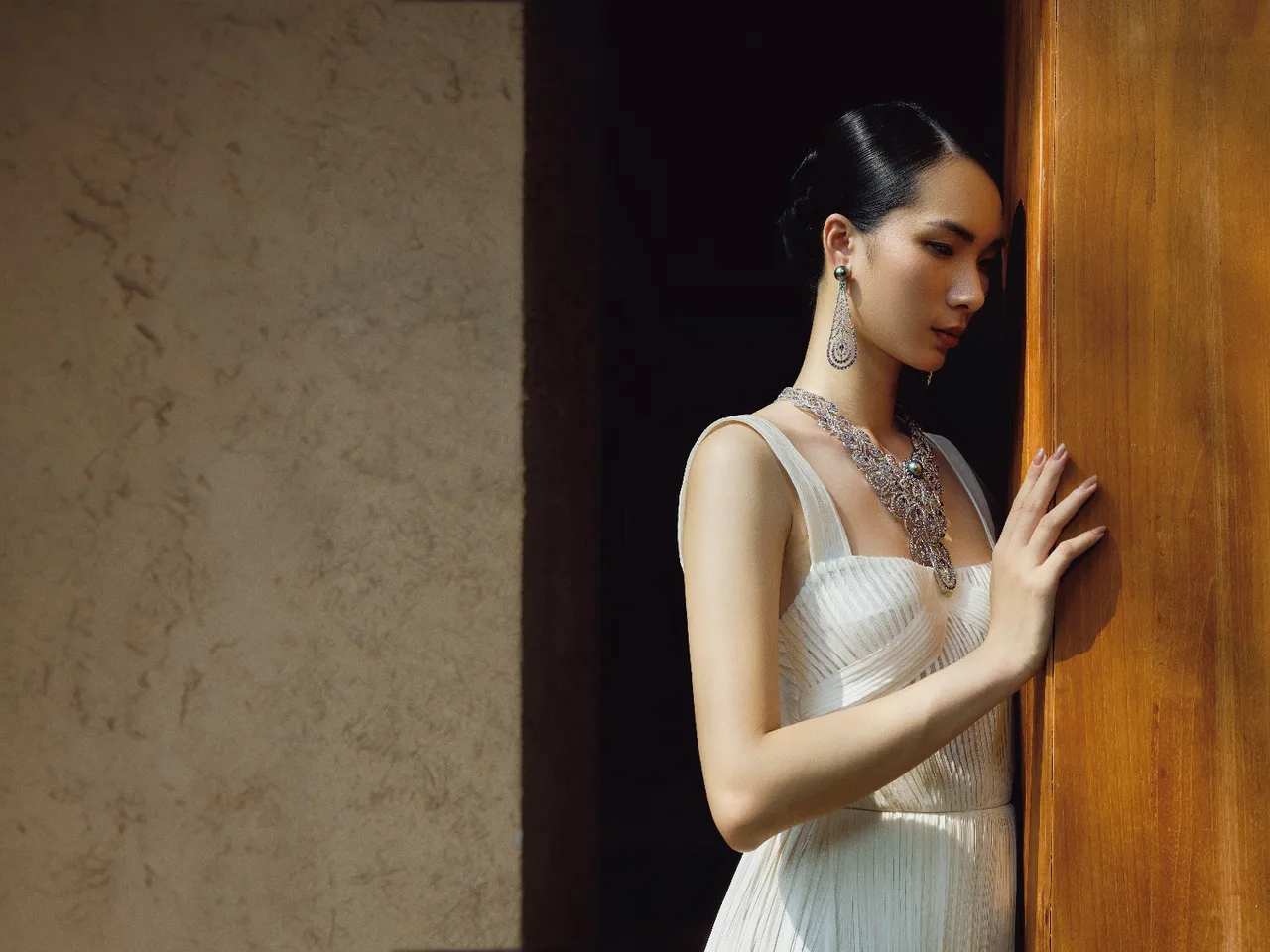 Đầm: CONG TRI Trang sức: MIKIMOTO