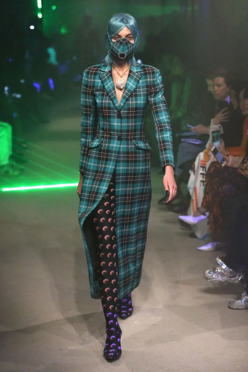 Trench coat xanh xu hướng tartan trên sàn diễn Marine Serre