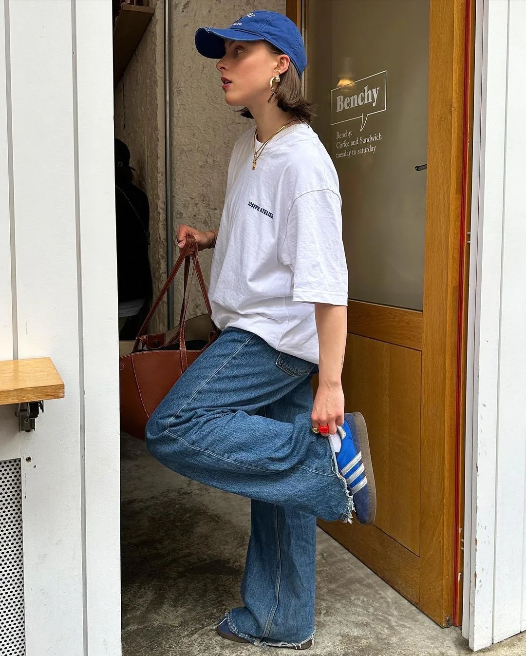 lara_bsmnn diện áo phông quần jeans