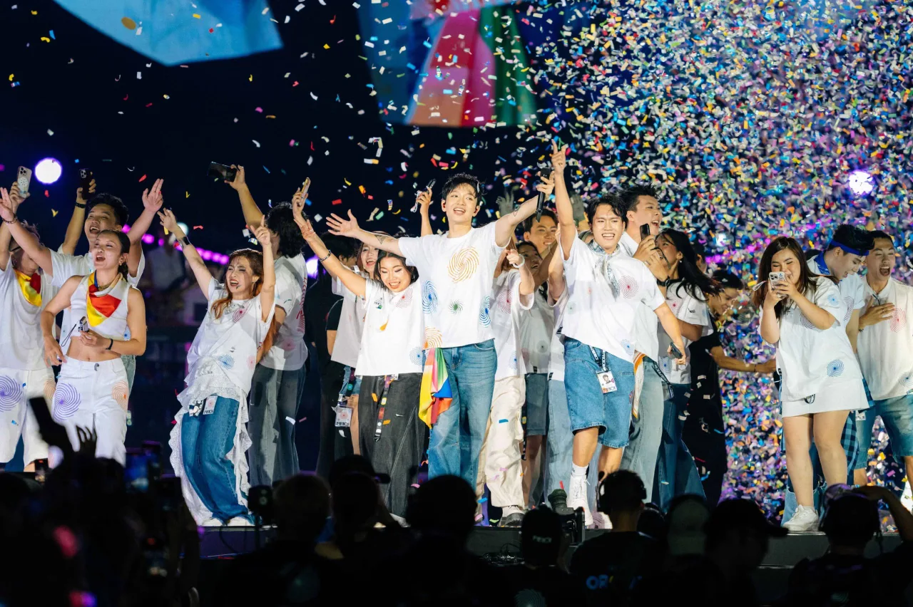 Hoàng Dũng trình diễn tiết mục encore đặc biệt trong concert Xoay Tròn.