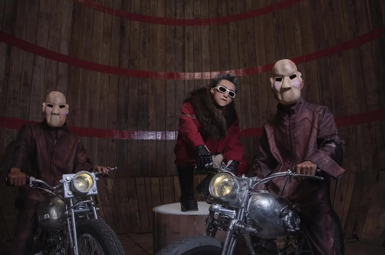 Sơn Tùng M-TP trong một trang phục mang phom dáng đương đại trong mv Come My Way