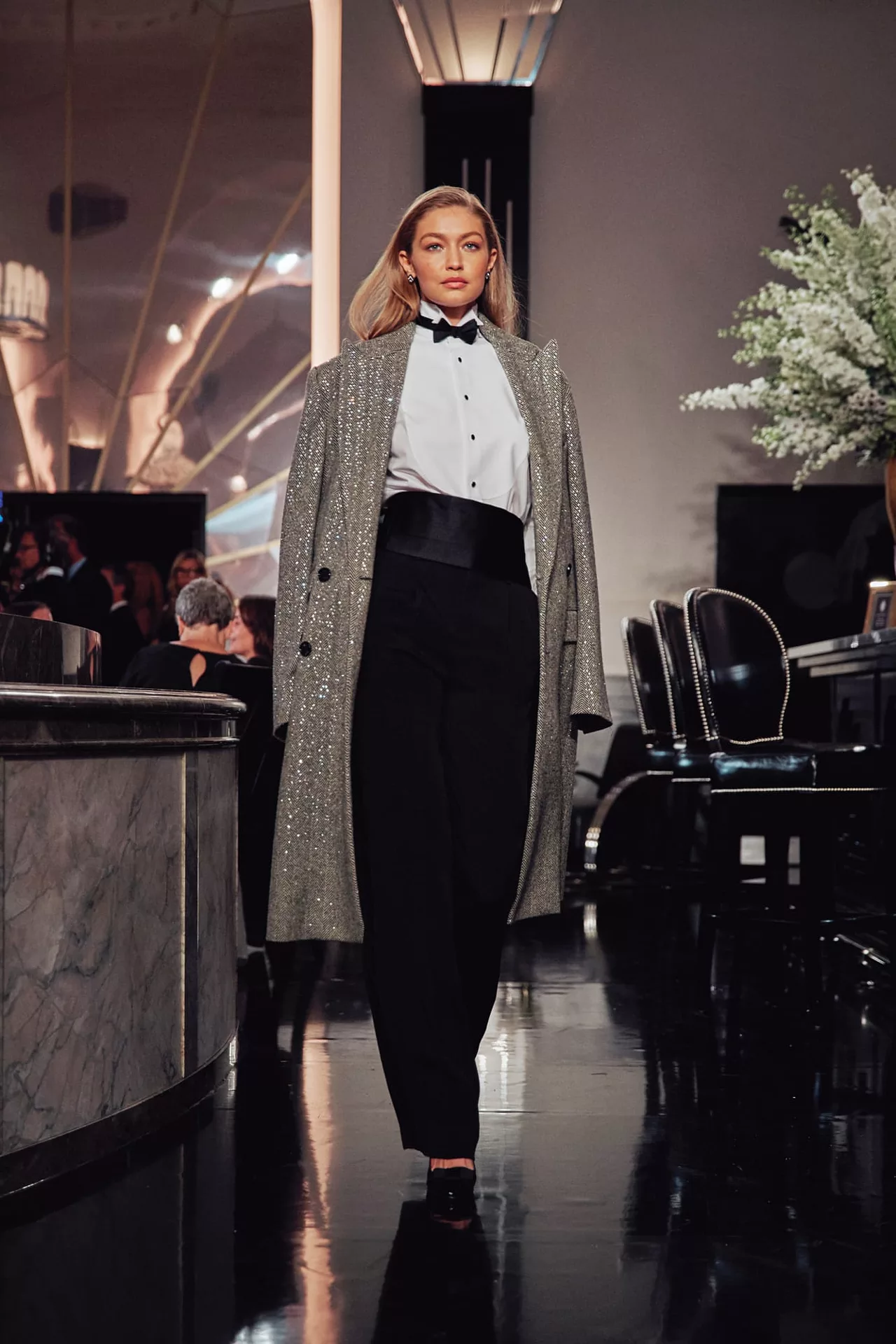 gigi hadid mở màn bst ralph lauren thu đông 2019