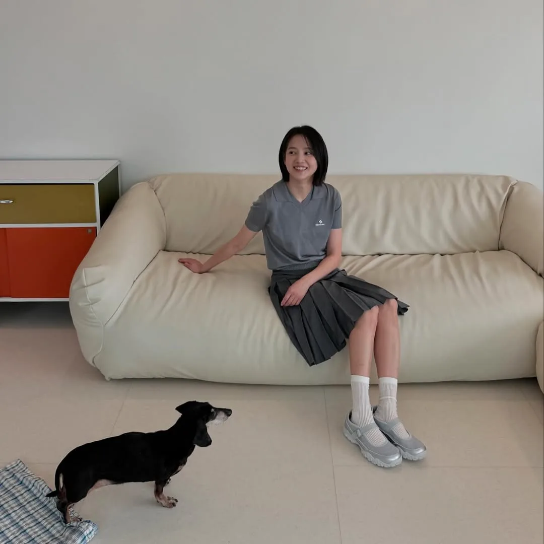 Áo polo dệt kim, chân váy xếp ly và tất trắng là những chi tiết mang đậm tinh thần "preppy" cổ điển.