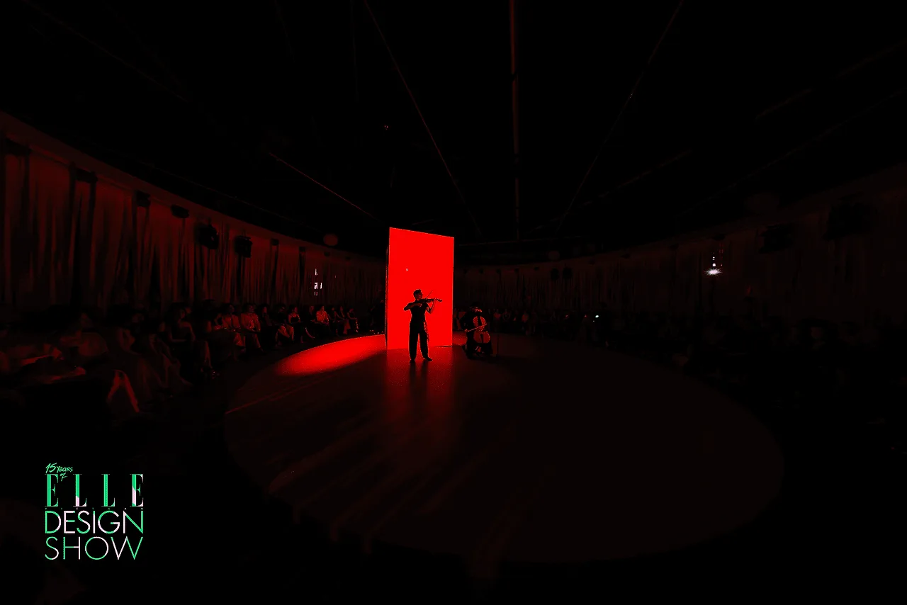 violinist Trí An trong elle design show 2025