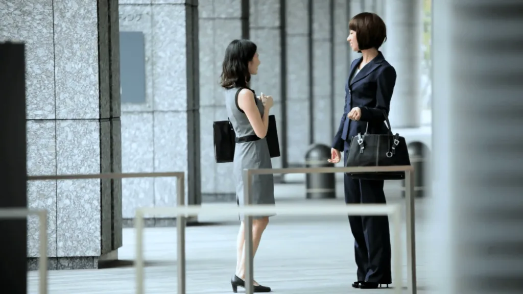 trang phục công sở phụ nữ nhật bản mang giày cao gót đen