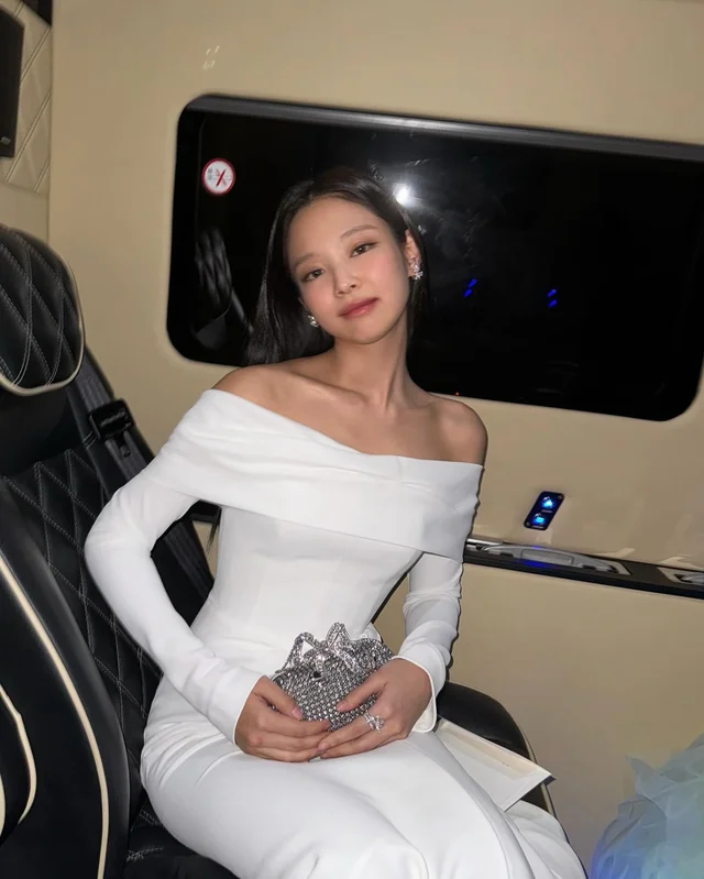 jennie mặc đầm trắng