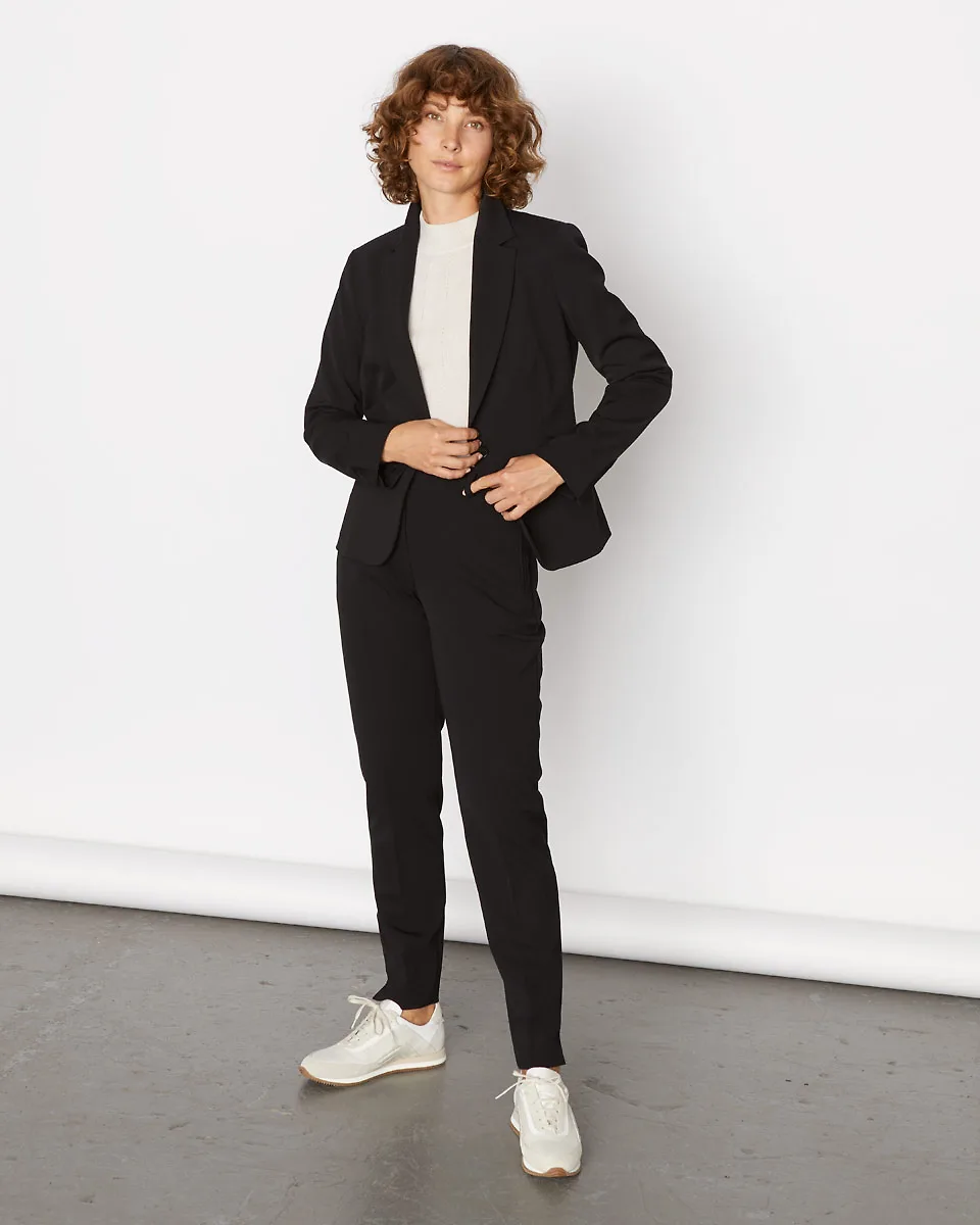 blazer và quần tây trong BST Công nương Meghan