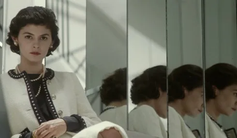 Coco Chanel luôn gắn liền với những chuỗi ngọc trai sang trọng, quý phái. Chuoi ngoc trai cua Coco
