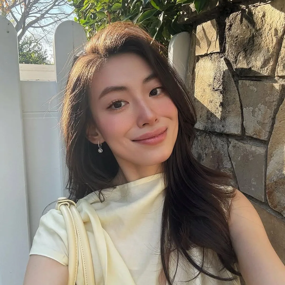 Cô gái xinh đẹp dưới nắng