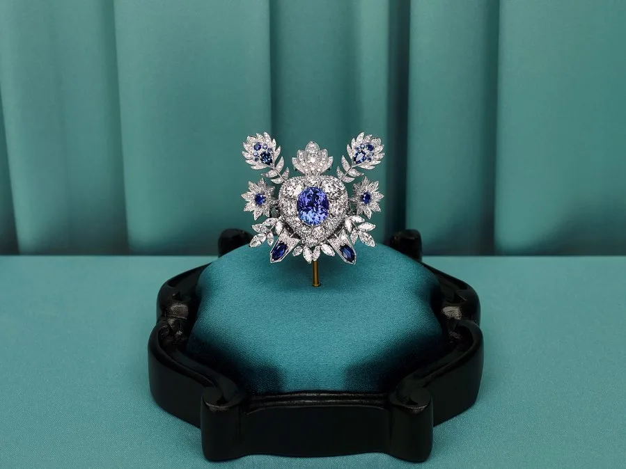 Cài áo kim cương đính đá sapphỉe của Gucci