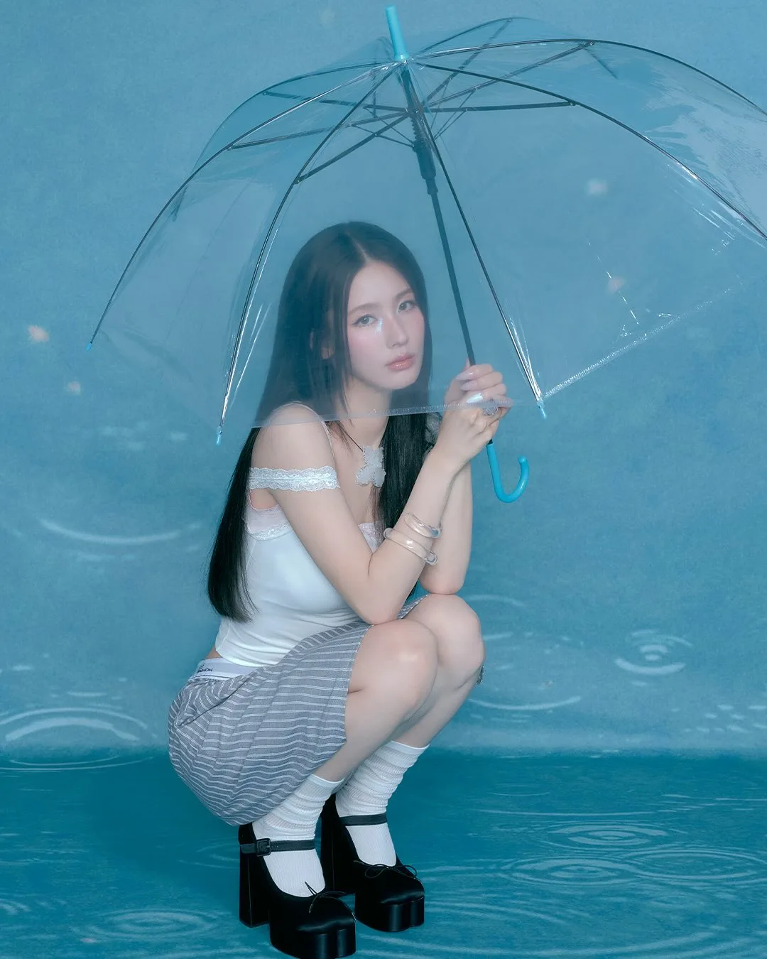 Miyeon dịu dàng với ô trong suốt giữa không gian xanh lam, thể hiện concept nhẹ nhàng của album solo mới.