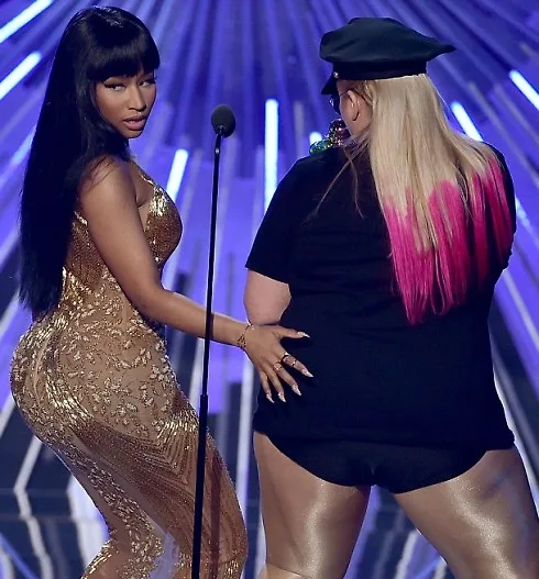Rebel Wilson twerk cùng Nicky Minaj trong nền nhạc Anaconda