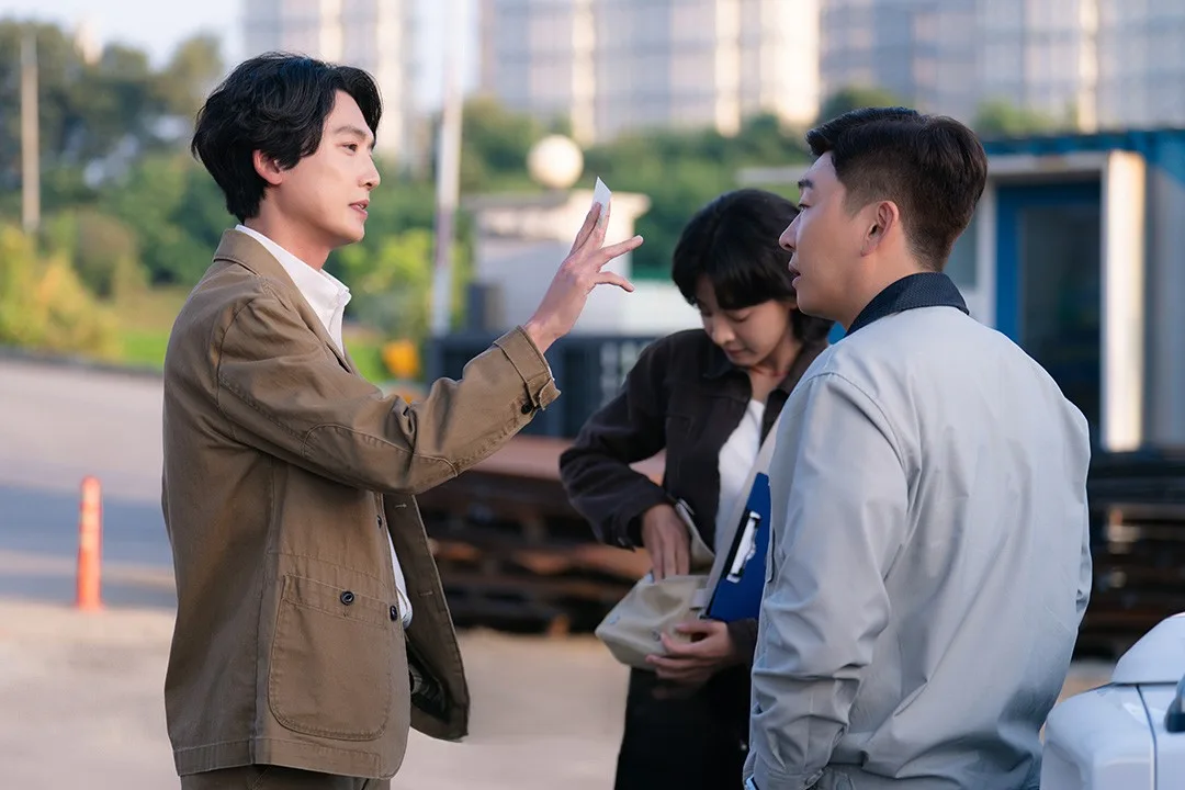 Jung Kyung Ho khắc họa nhân vật No Mu Jin với những sắc thái cảm xúc phức tạp. (Jung Kyung Ho as No Mu Jin in Oh my ghost clients)