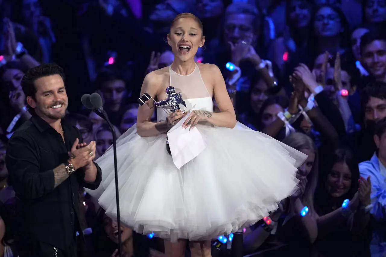 Ariana Grande giành 3 giải thưởng tại MTV Video music awards 2025 VMAs, trong đó có giải thưởng quan trọng Video of the Year cho Brighter Days Ahead. (Ảnh: Boston Globe)