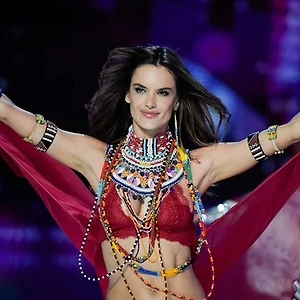 Alessandra Ambrosio chính thức trở thành cựu thiên thần Victoria’s Secret sau 17 năm gắn bó