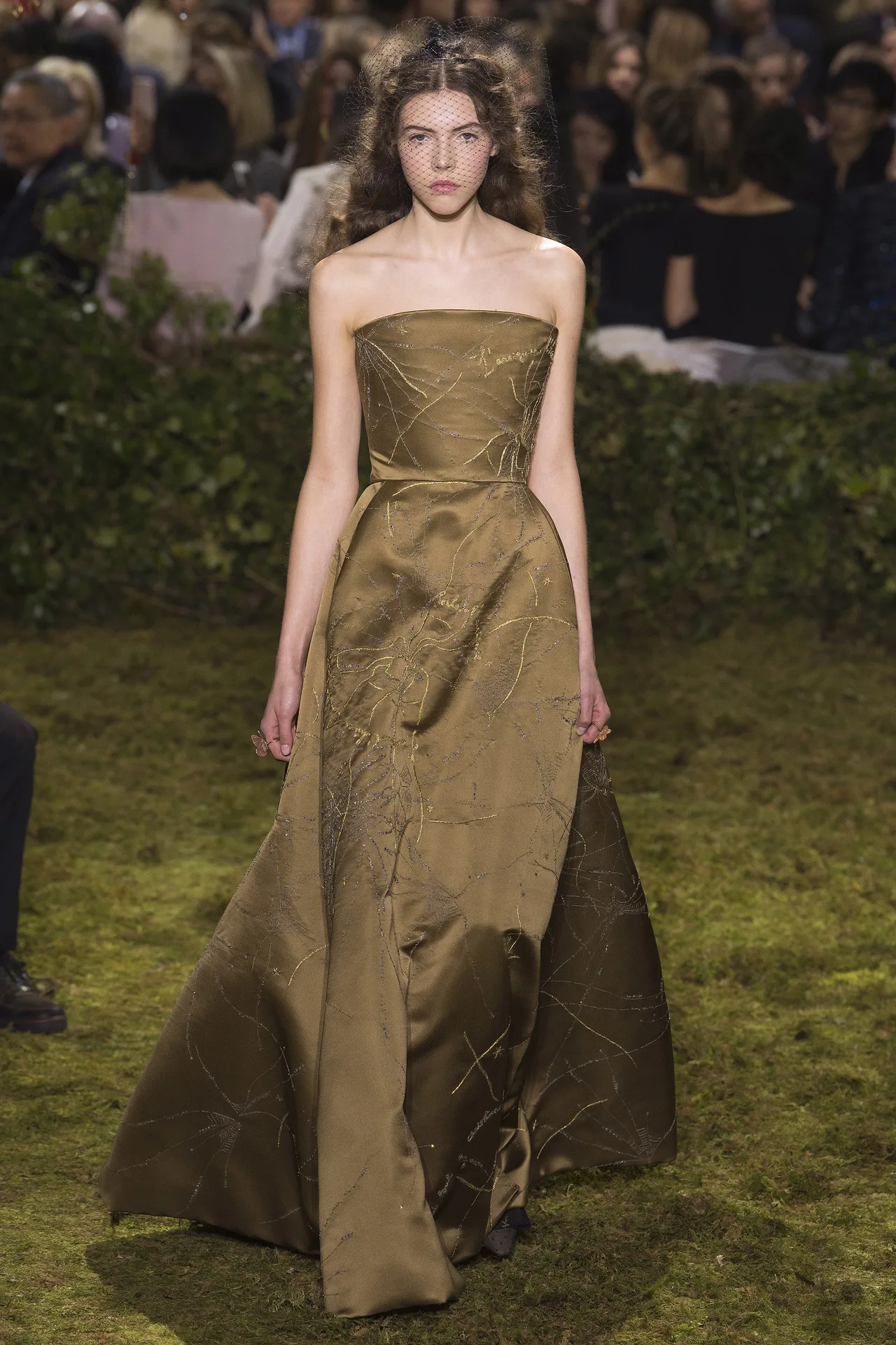 Những BST nổi bật tại tuần lễ Haute Couture Xuân-Hè 2017 - ELLE VN