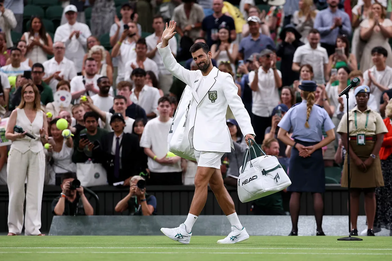 Novak Djokovic trang phục chào sân