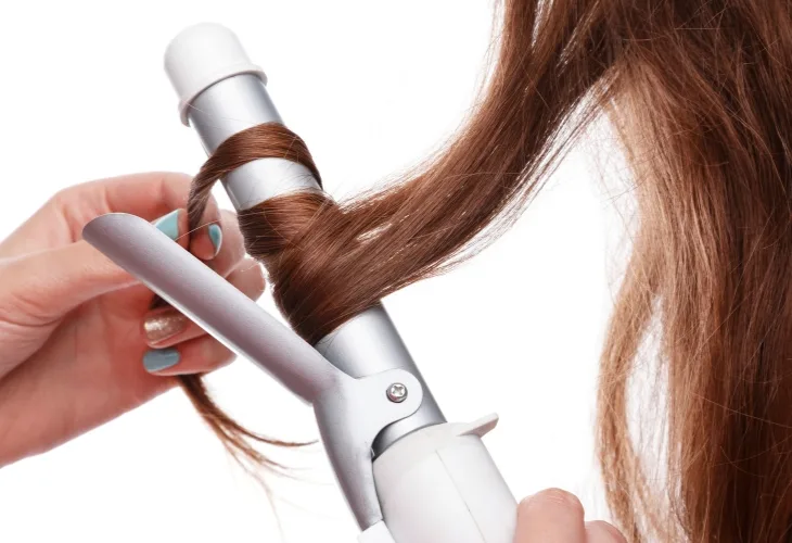 Sử dụng máy uốn tạo kiểu tóc xoăn tại nhà