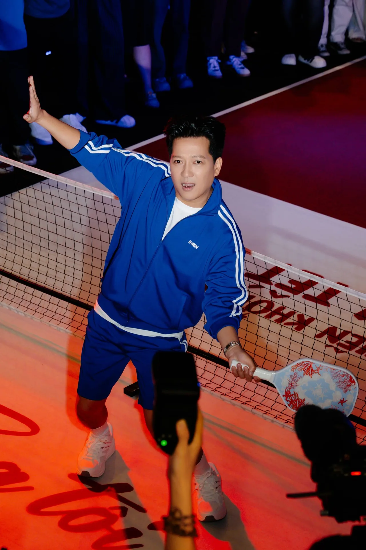 Trường Giang mang hẳn một sân pickleball vào sự kiện giới thiệu phim Nhà Ba Tôi Một Phòng.