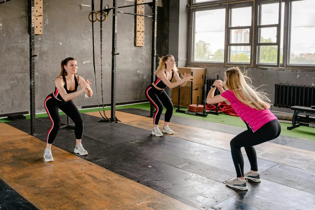 các cô gái tập squats để cải thiện thể lực
