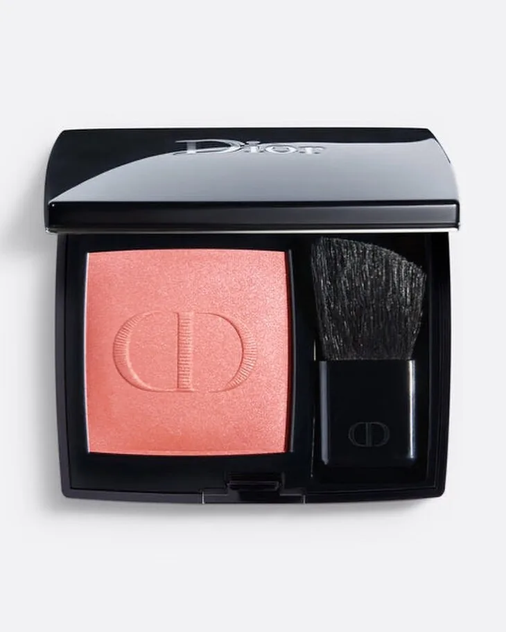 Phấn Má Hồng Dior Rouge Blush siêu sắc tố đảm bảo mang lại cảm giác lâu trôi, khỏe mạnh, hồng hào cho làn da. Phấn Má Hồng Dior Rouge Blush siêu sắc tố đảm bảo mang lại cảm giác lâu trôi, khỏe mạnh, hồng hào cho làn da.