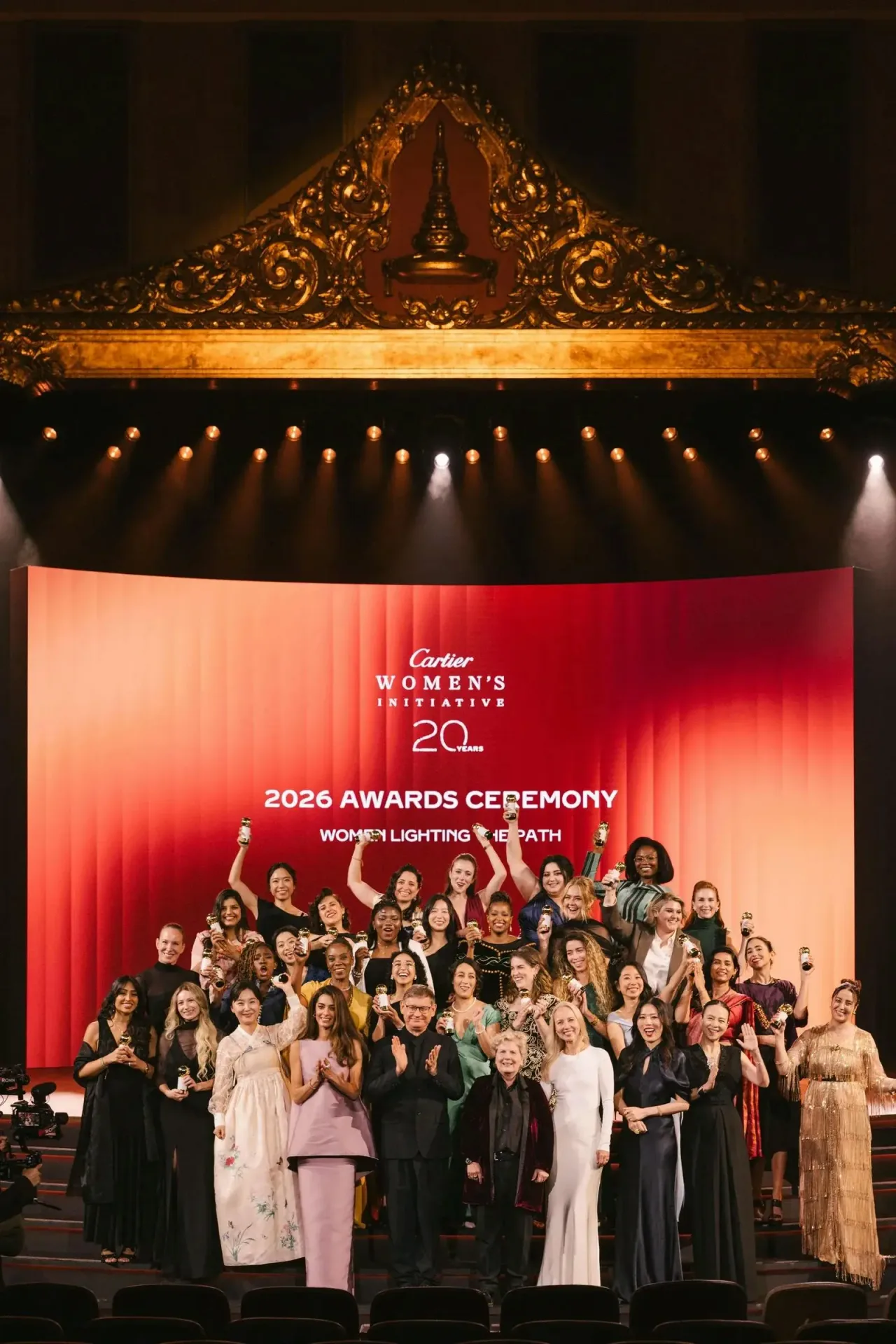 Amal Clooney, Cyrille Vigneron, Yanina Novitskaya, Kiyo Taga-Witkin cùng các nữ doanh nhân được vinh danh năm 2026 trên sân khấu lễ trao giải Cartier Women’s Initiative tại Bangkok.