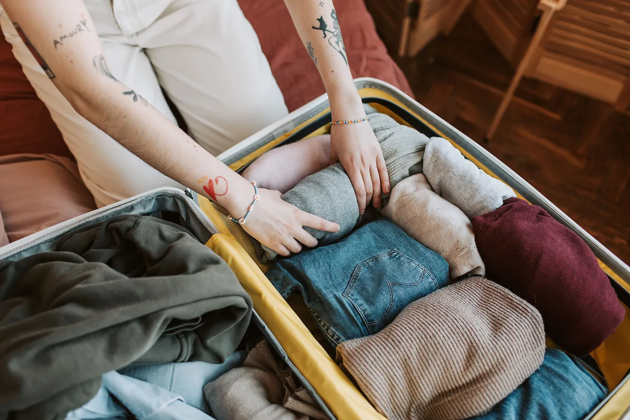 mẹo sắp xếp quần áo túi xách tay