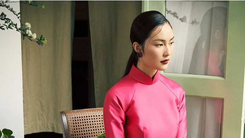 Phong cách trang điểm Việt mang chất riêng, vừa nhẹ nhàng, vừa cổ điển thu hút. trang điểm việt nam