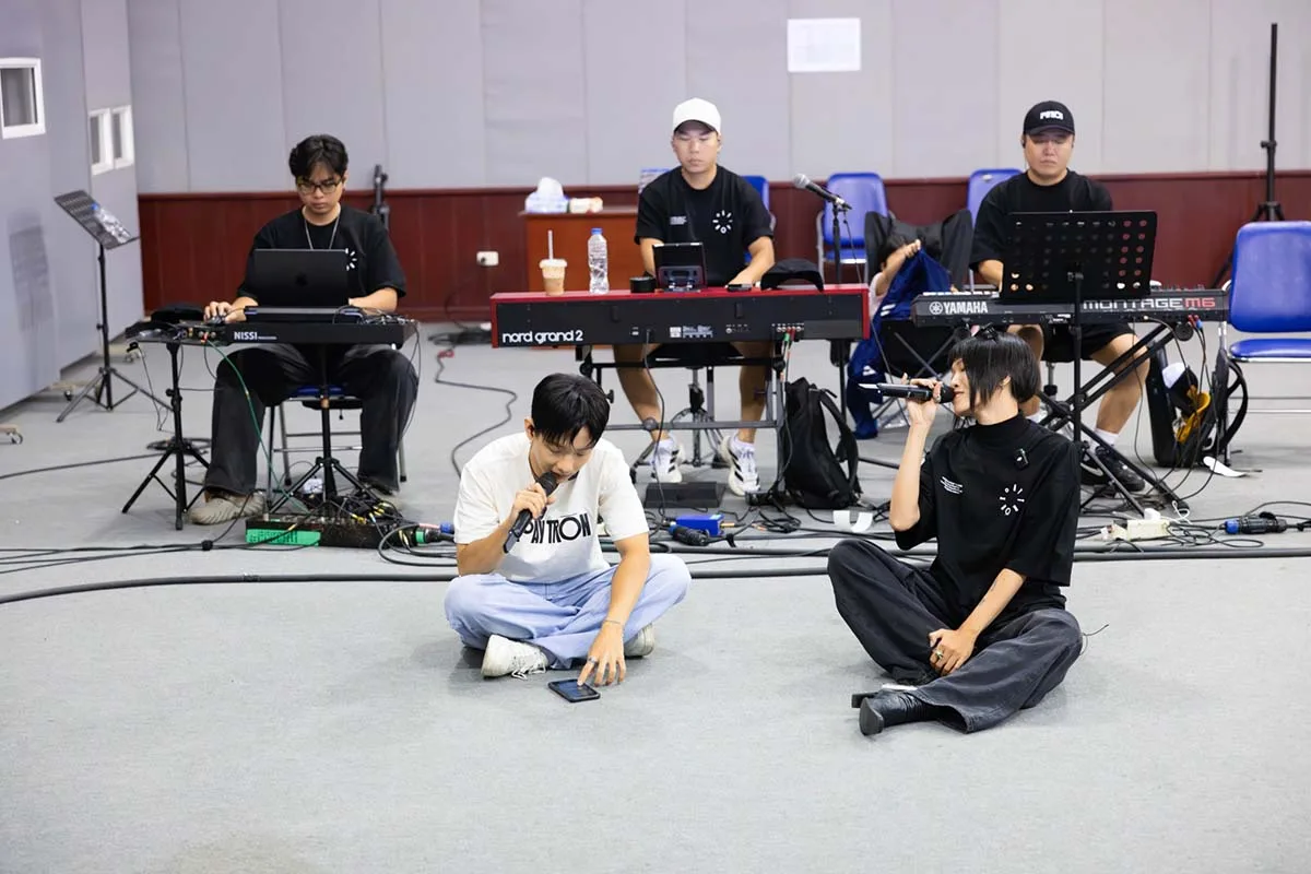 Nân và Hoàng Dũng tập dợt cùng band nhạc trước thềm concert Xoay Tròn