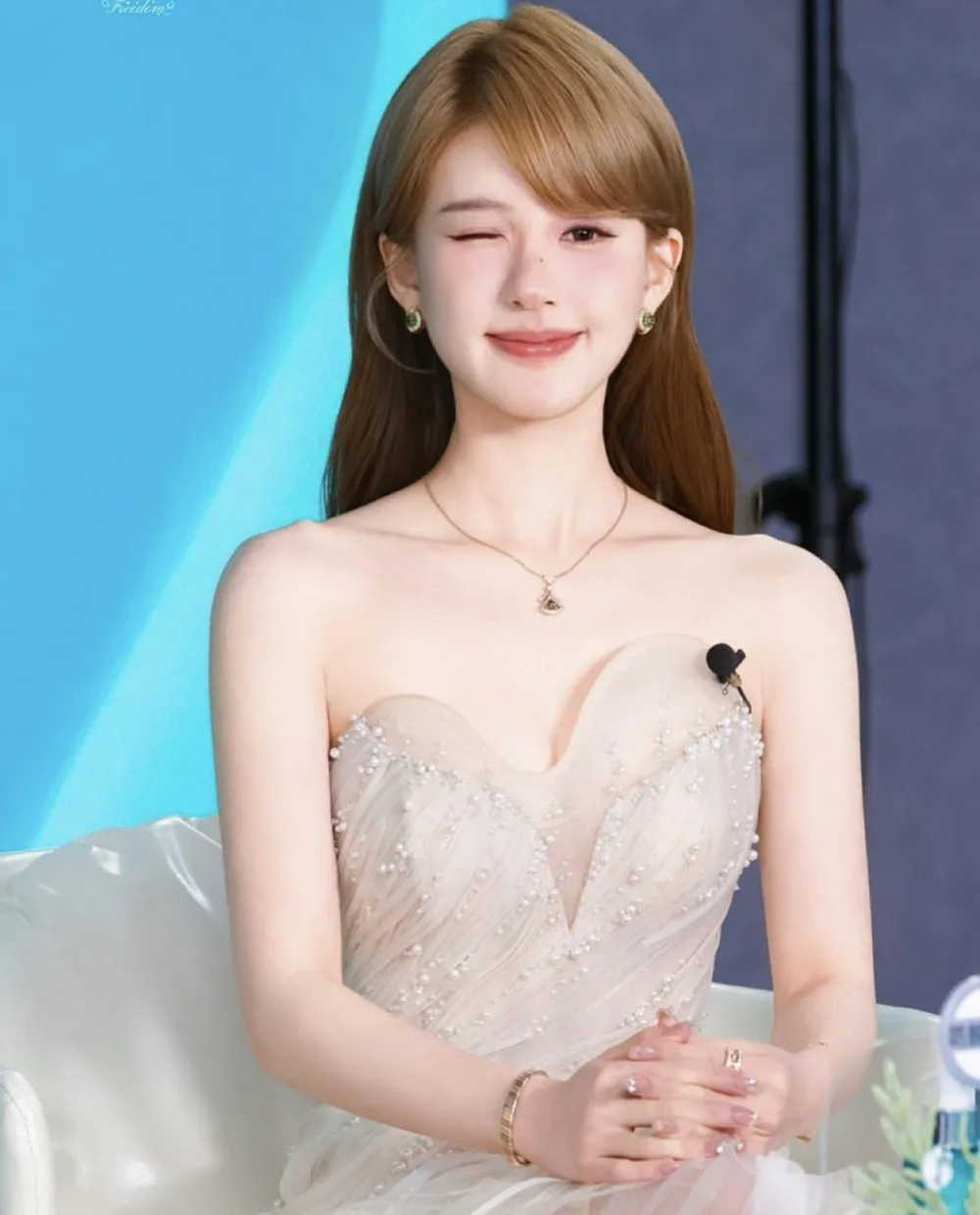 triệu lộ tư diện váy cúp ngực
