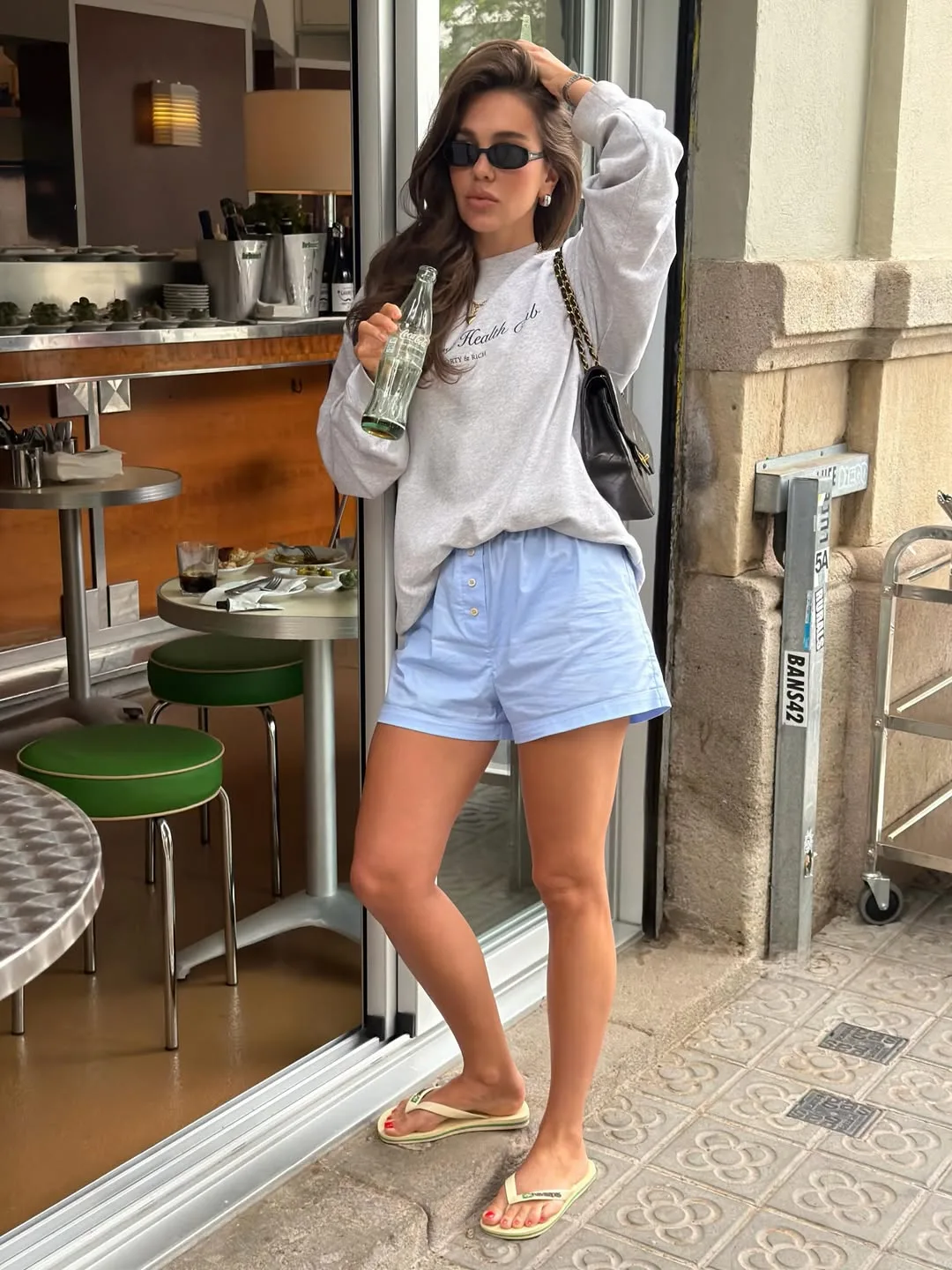 Xu hướng Pyjamacore tiếp tục giữ vững vị thế với chiếc quần short cotton poplin cạp chun đầy ngẫu hứng.