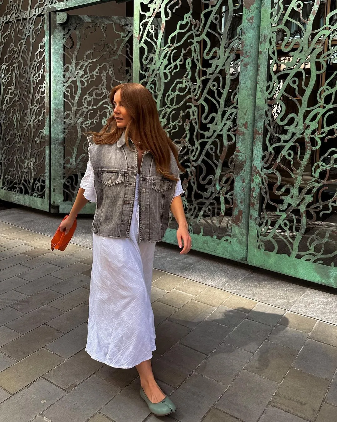 rebecca diện áo ghi lê denim nhạt