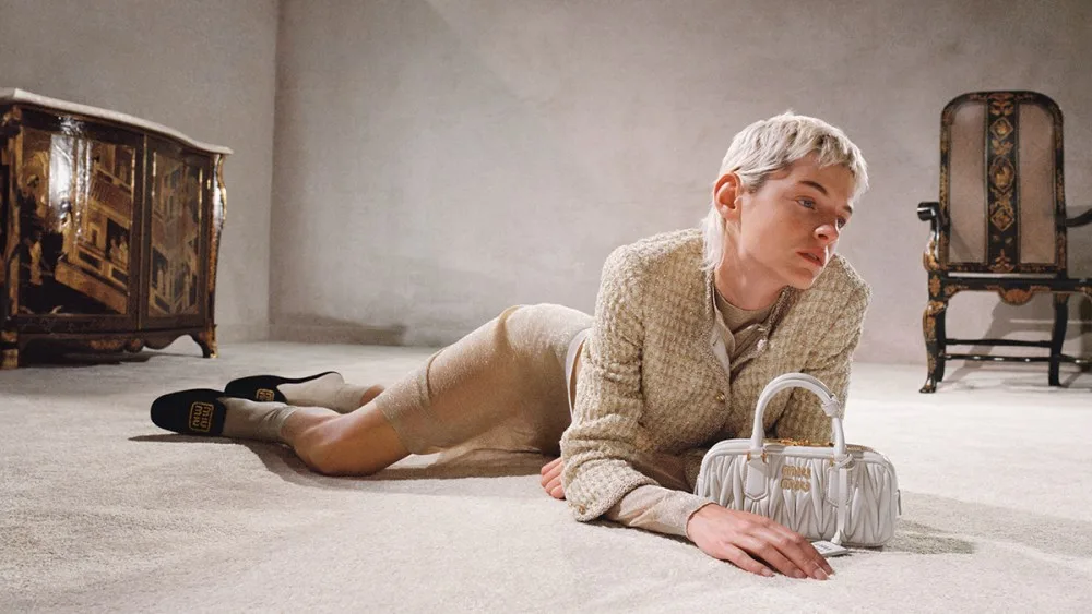 Emma Corrin diện miu miu