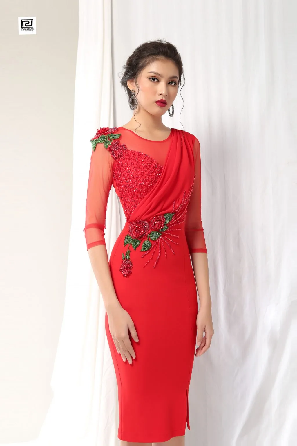Người mẫu mặc váy đỏ dài