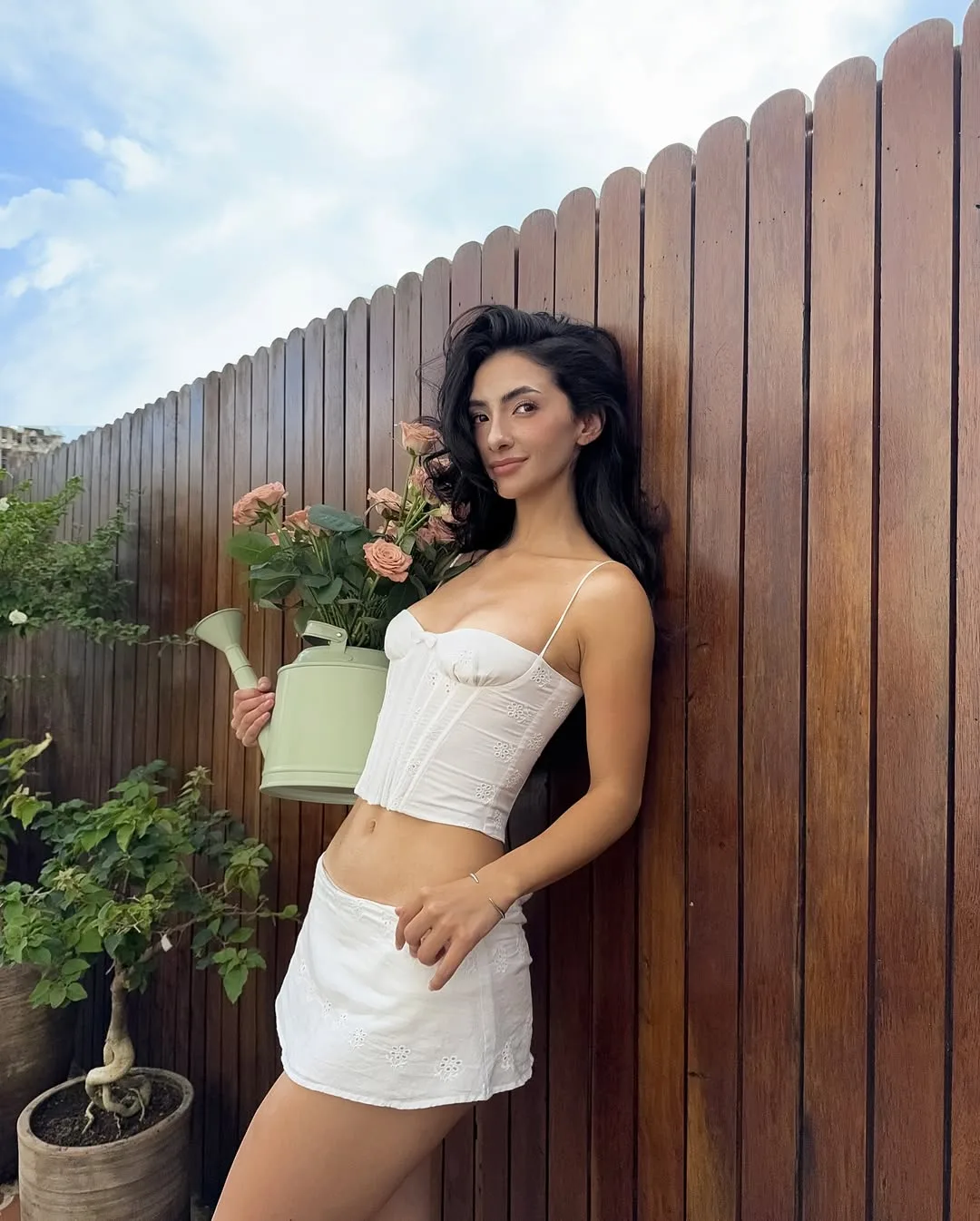 áo corset phối cùng chân váy ngắn trắng