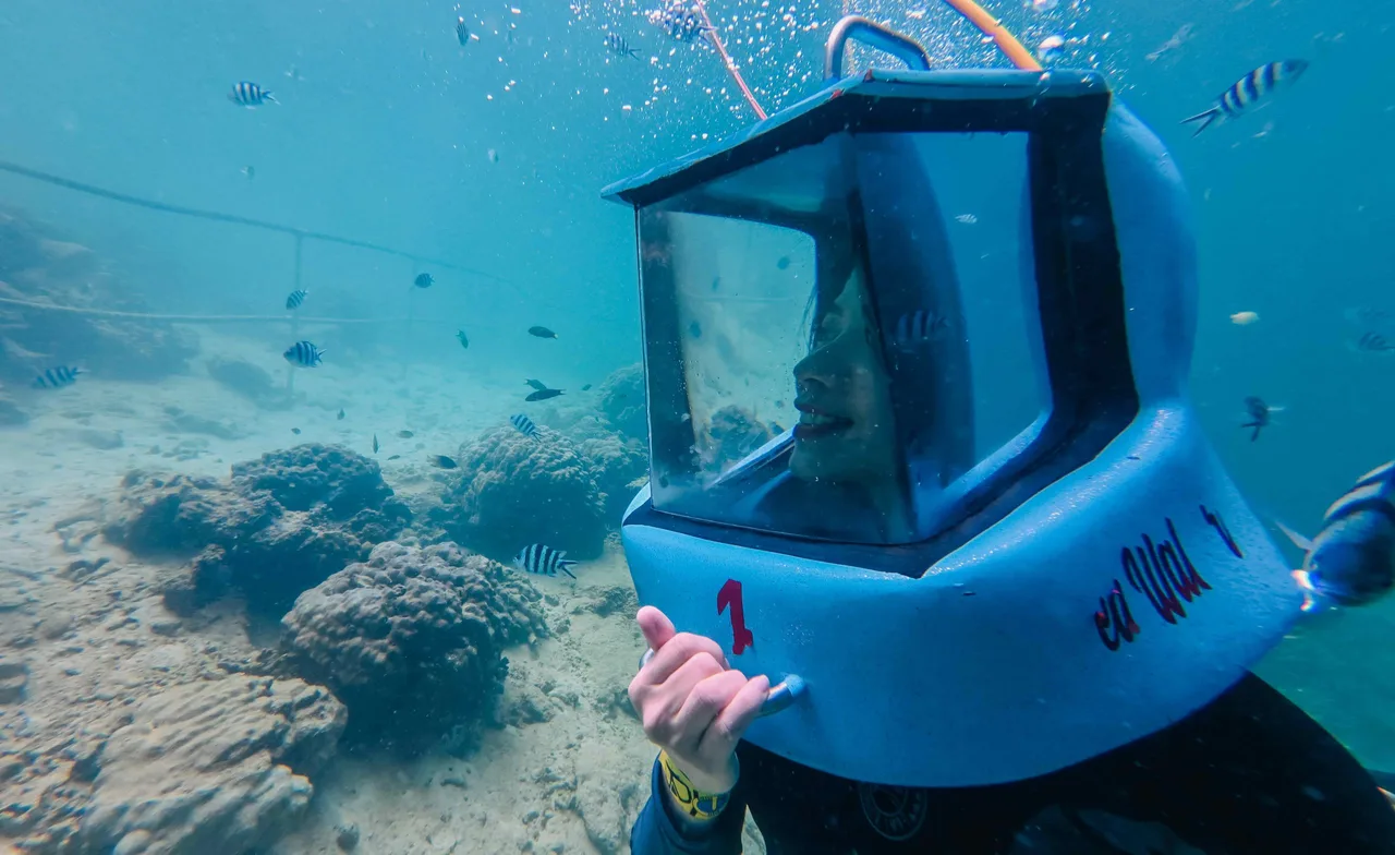 Hoạt động sea walking ở đảo Mamutik
