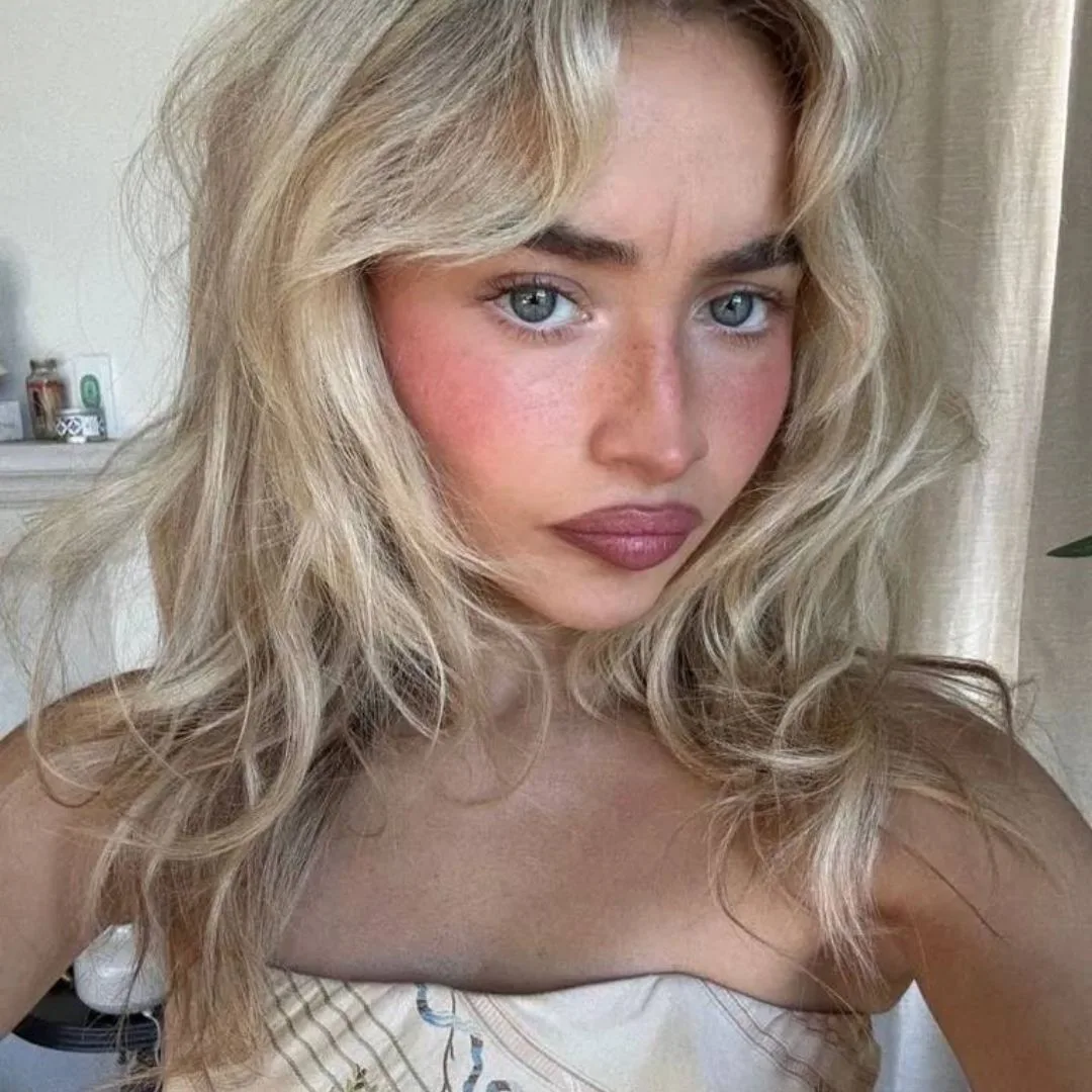 Sabrina Carpenter với kiểu má hồng đặc trưng