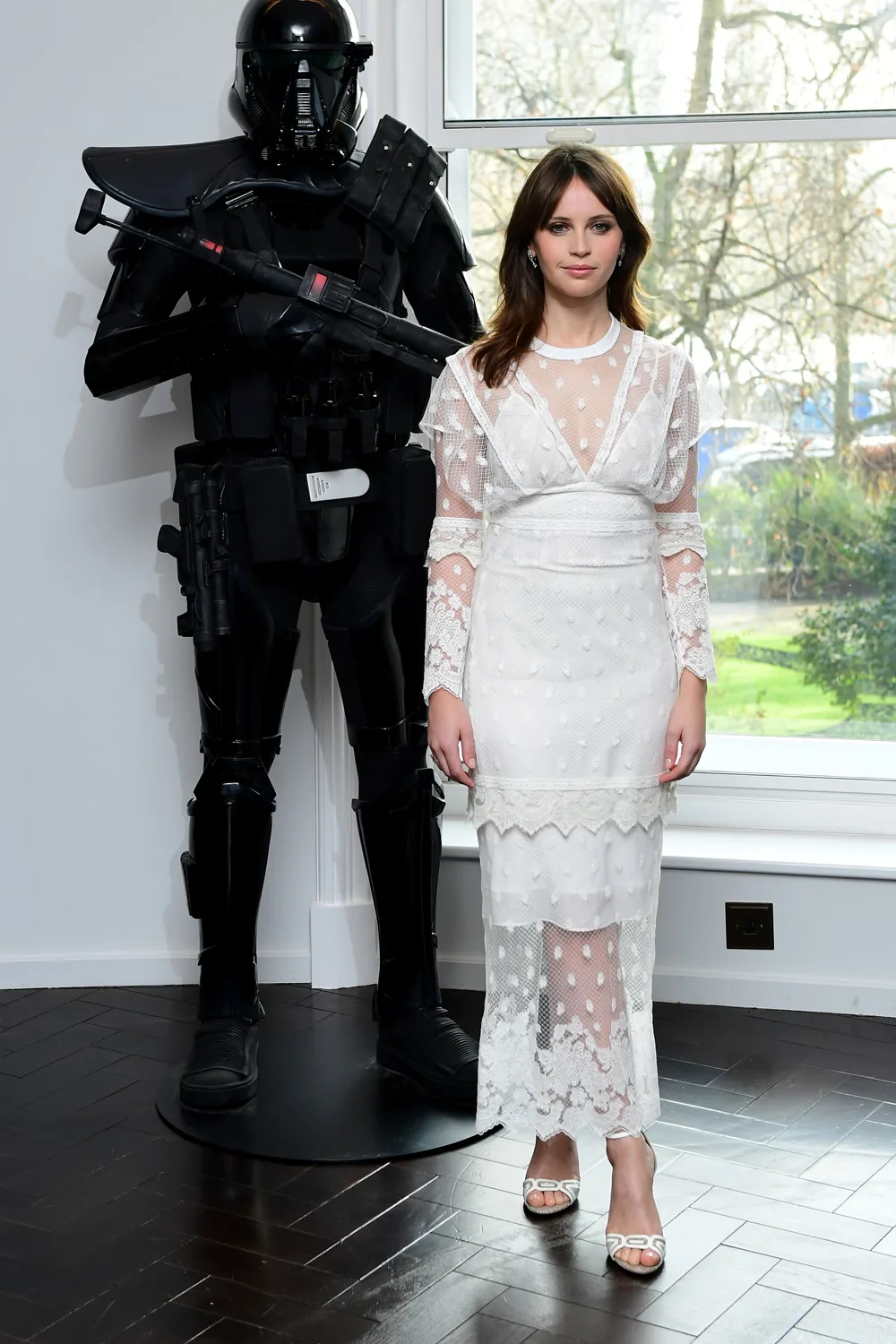 Nữ diễn viên Felicity Jones trong chiến dịch quảng bá phim Rogue One: Star Wars. - 04