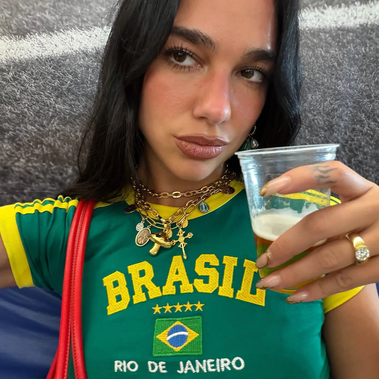 Dua Lipa mặc áo thể thao